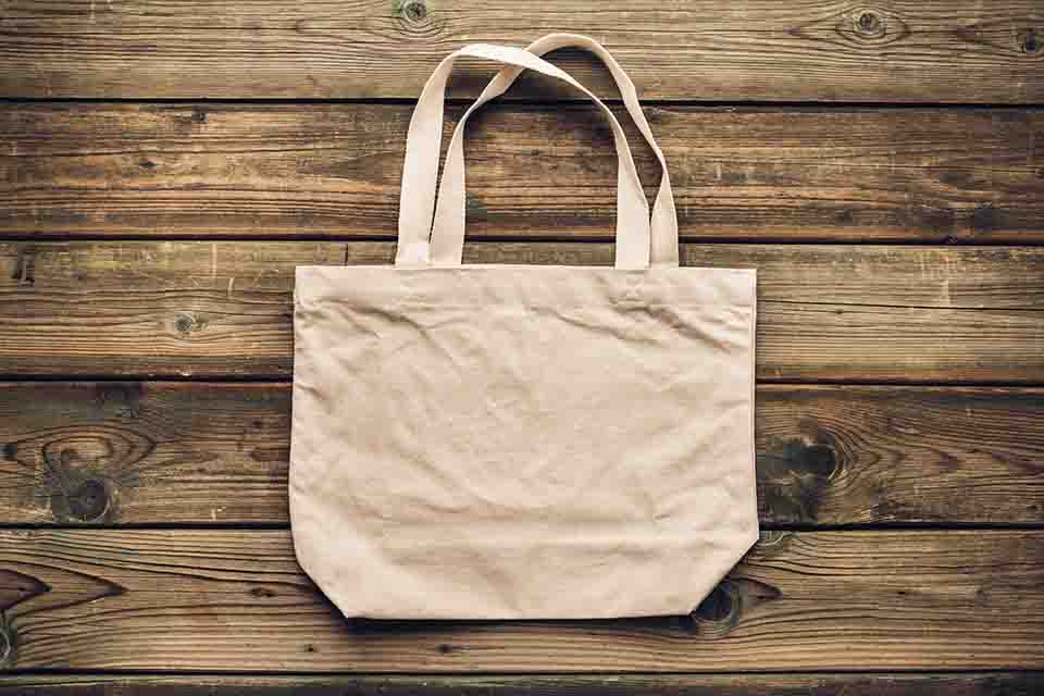 La nuova moda: borse realizzate dai cartelloni pubblicitari riciclati